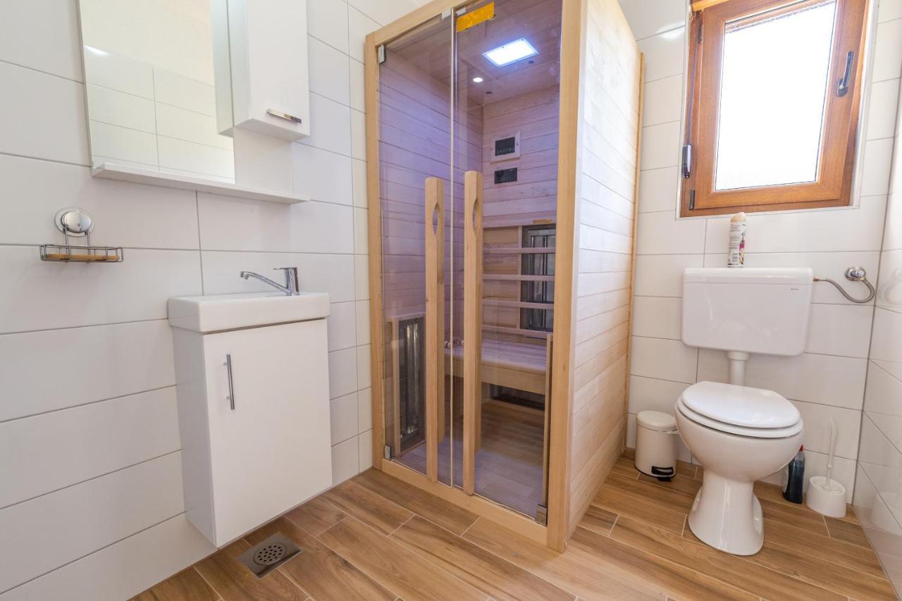 Kuca Trota - Sauna, Hot Tub Otocsán Kültér fotó