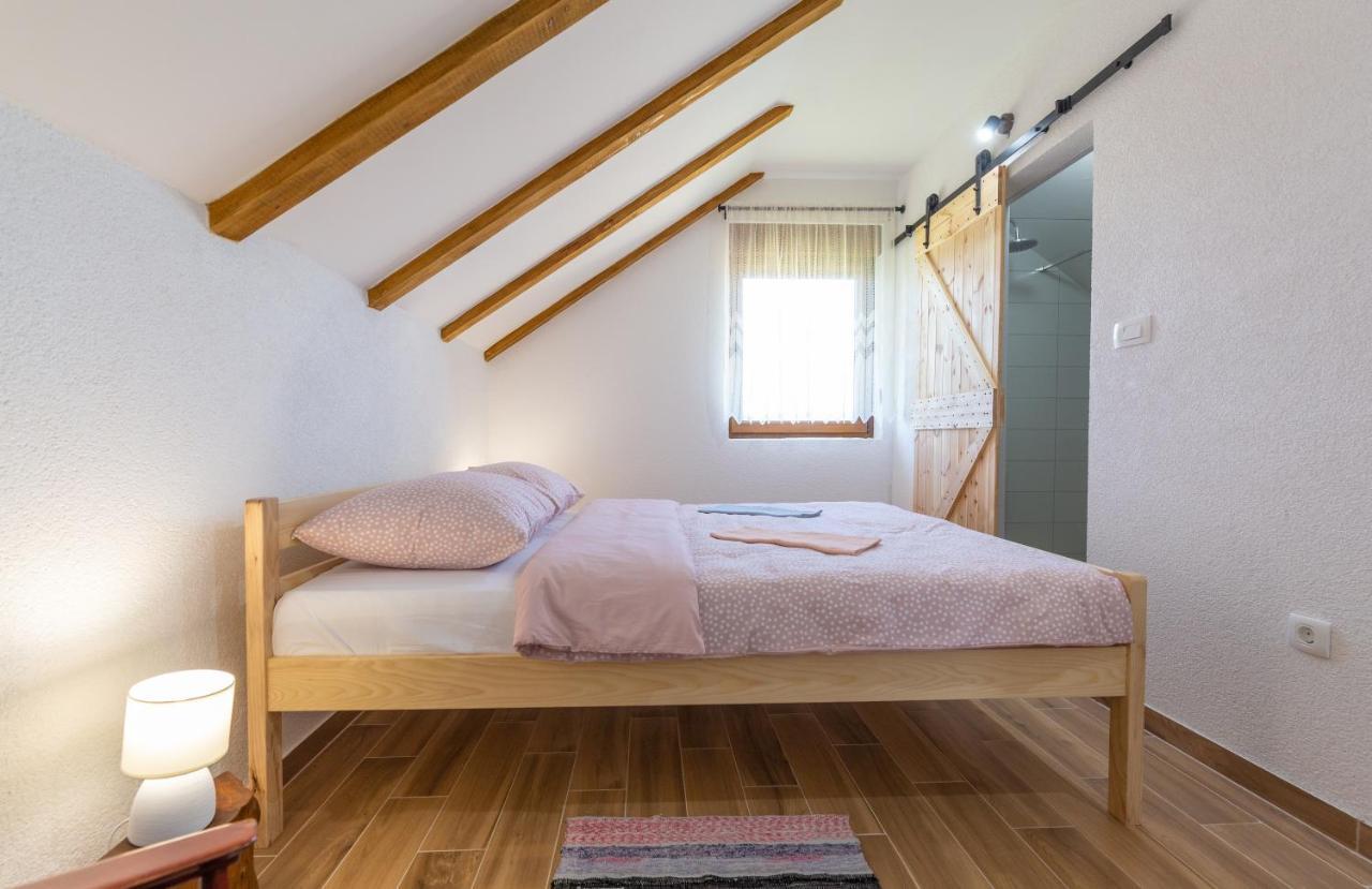 Kuca Trota - Sauna, Hot Tub Otocsán Kültér fotó