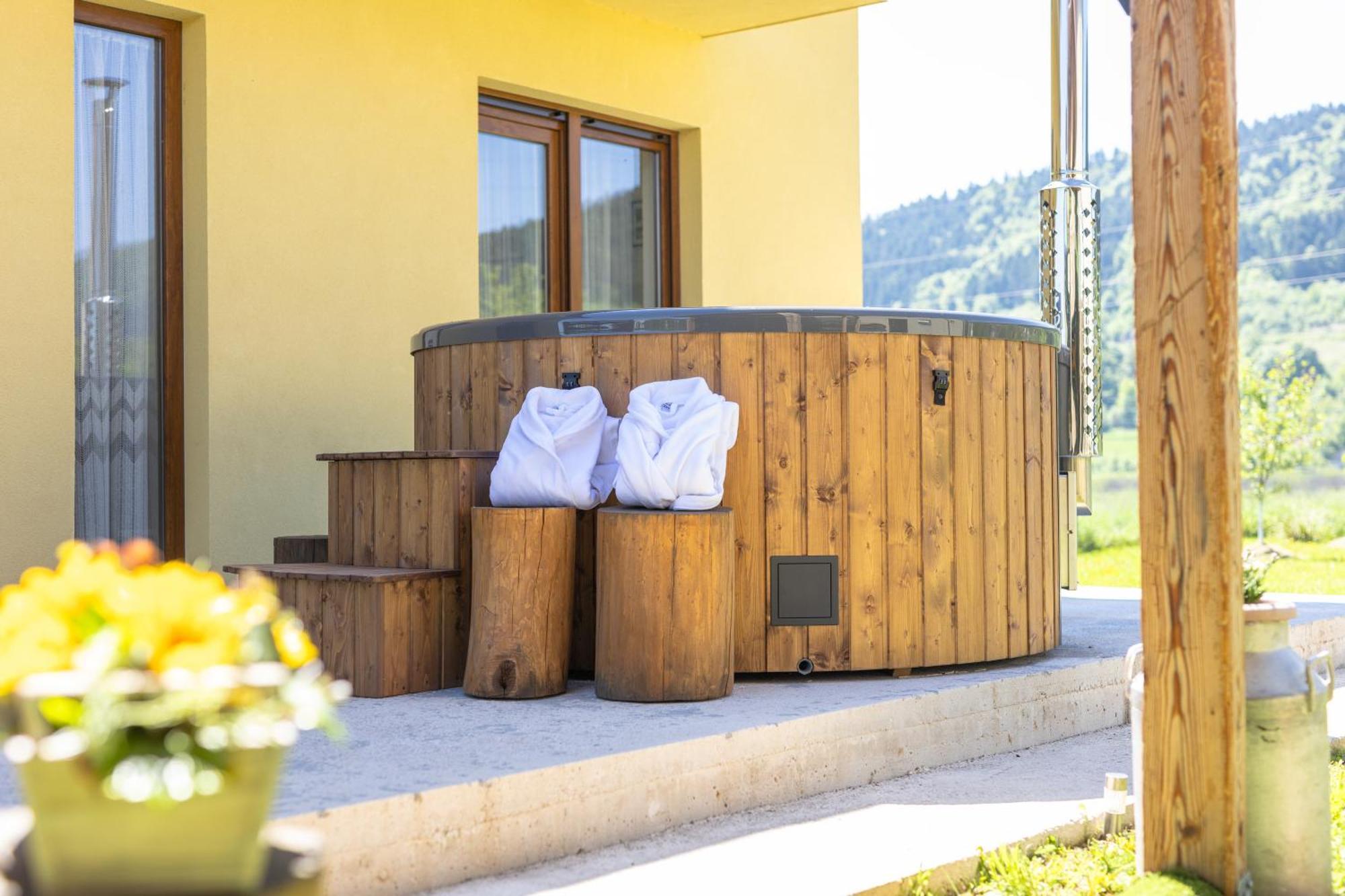 Kuca Trota - Sauna, Hot Tub Otocsán Kültér fotó