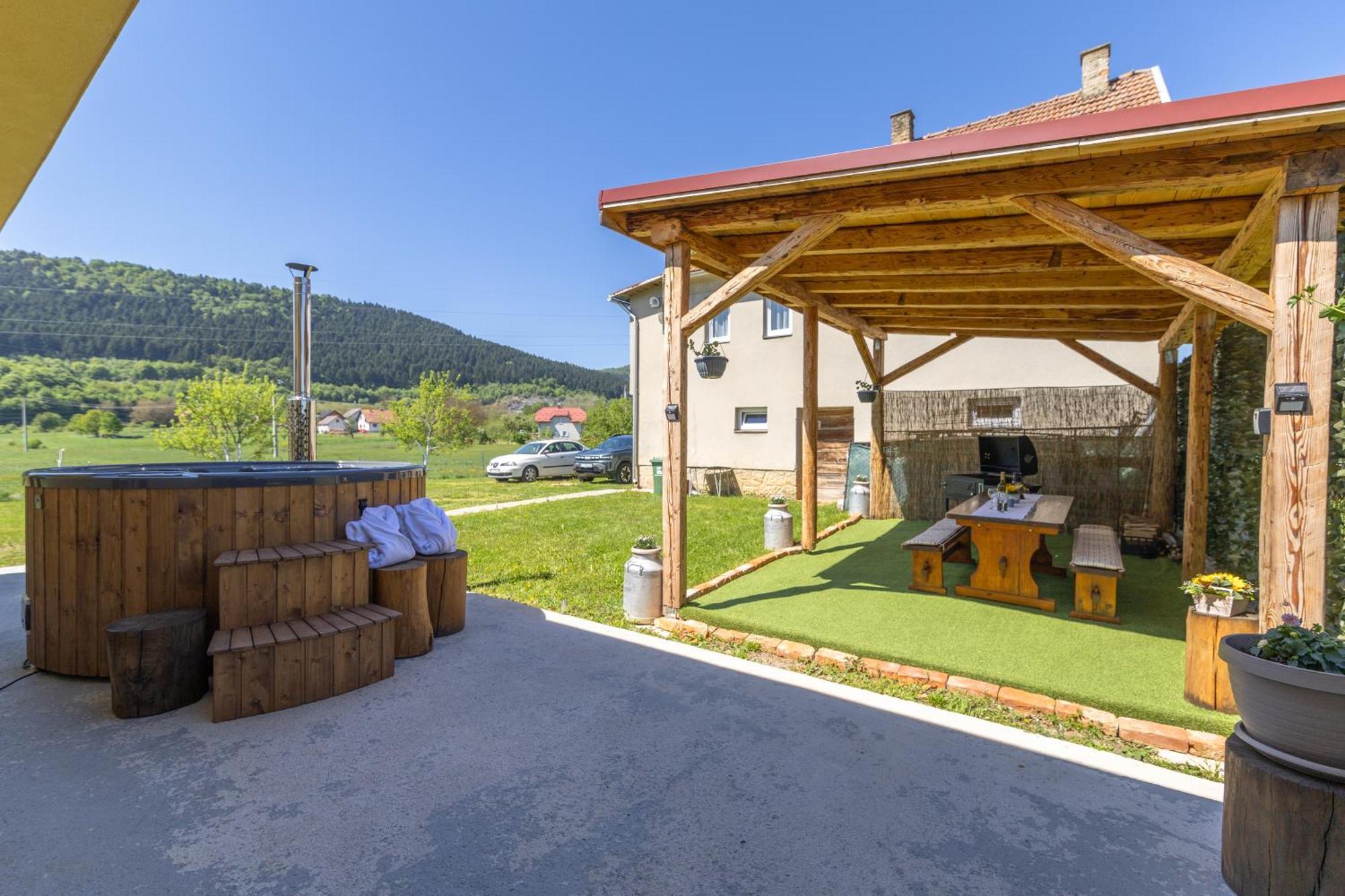Kuca Trota - Sauna, Hot Tub Otocsán Kültér fotó