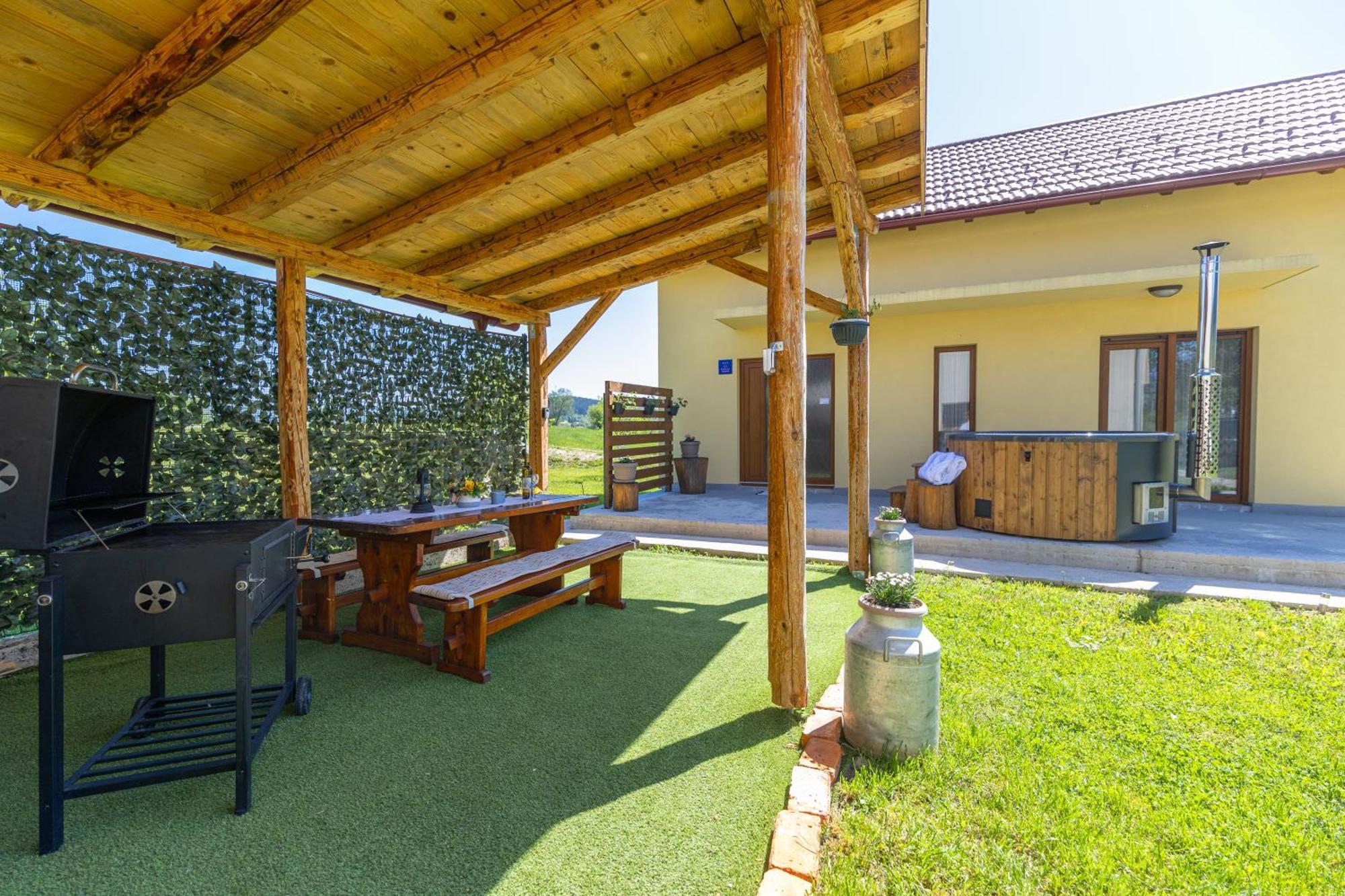 Kuca Trota - Sauna, Hot Tub Otocsán Kültér fotó